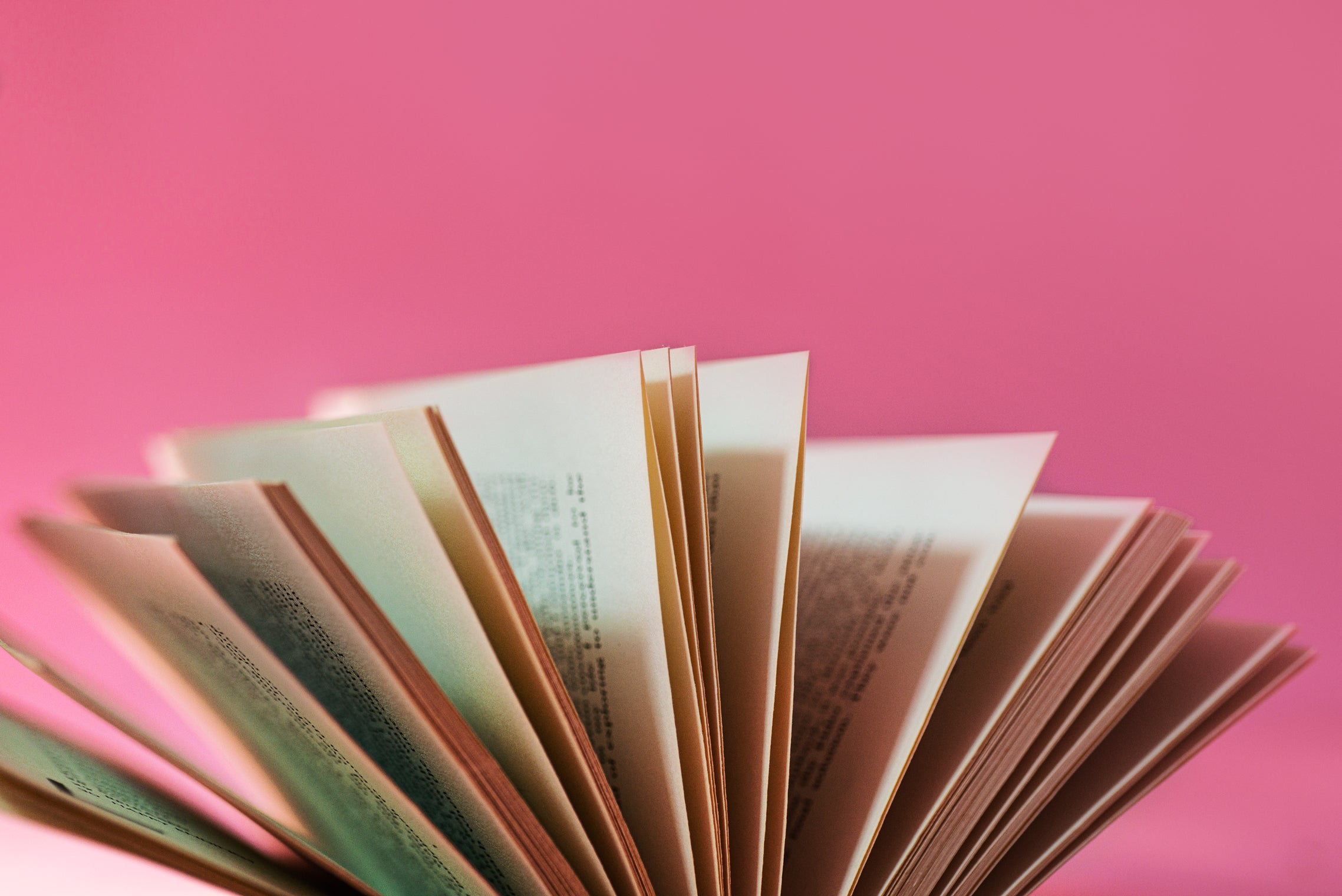 Livre ouvert sur fond neutre, symbolisant la section FAQ générale avec questions des clients sur la cure des compléments alimentaires Sweet Control et le spray buccal Sweet Block.