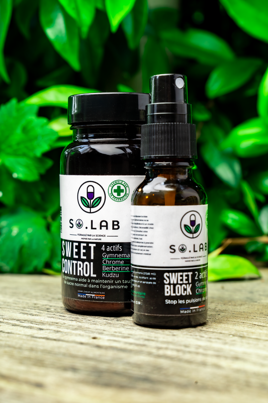Nos deux produits anti-sucre, le spray Sweet Block à effet immédiat et la cure de complément alimentaire Sweet Control, posés sur un tronc d’arbre dans la nature, symbolisant une santé plus naturelle et responsable