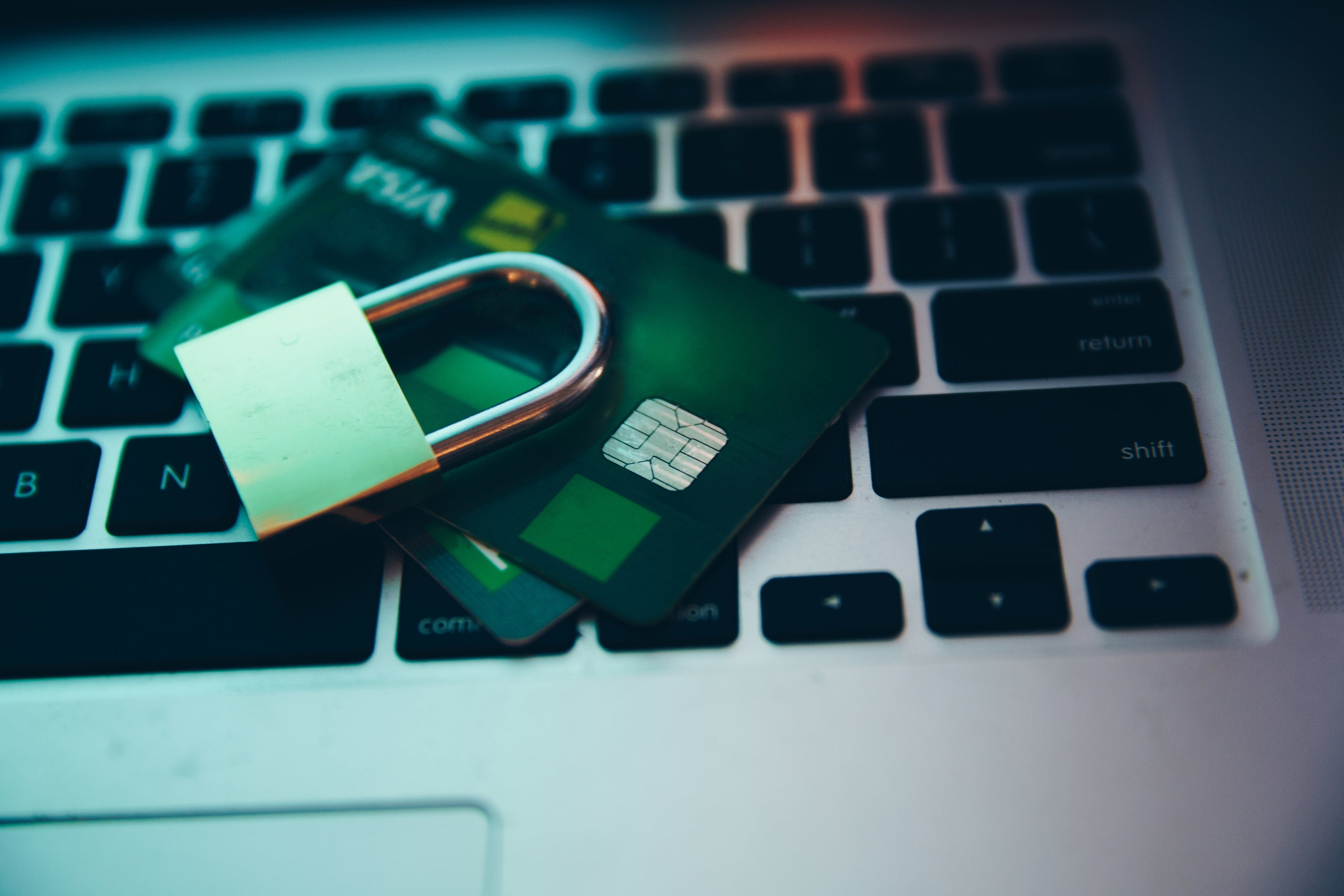 Ordinateur portable avec un cadenas sur l’écran, symbolisant la sécurité des paiements en ligne, transaction sécurisée et protection des données.