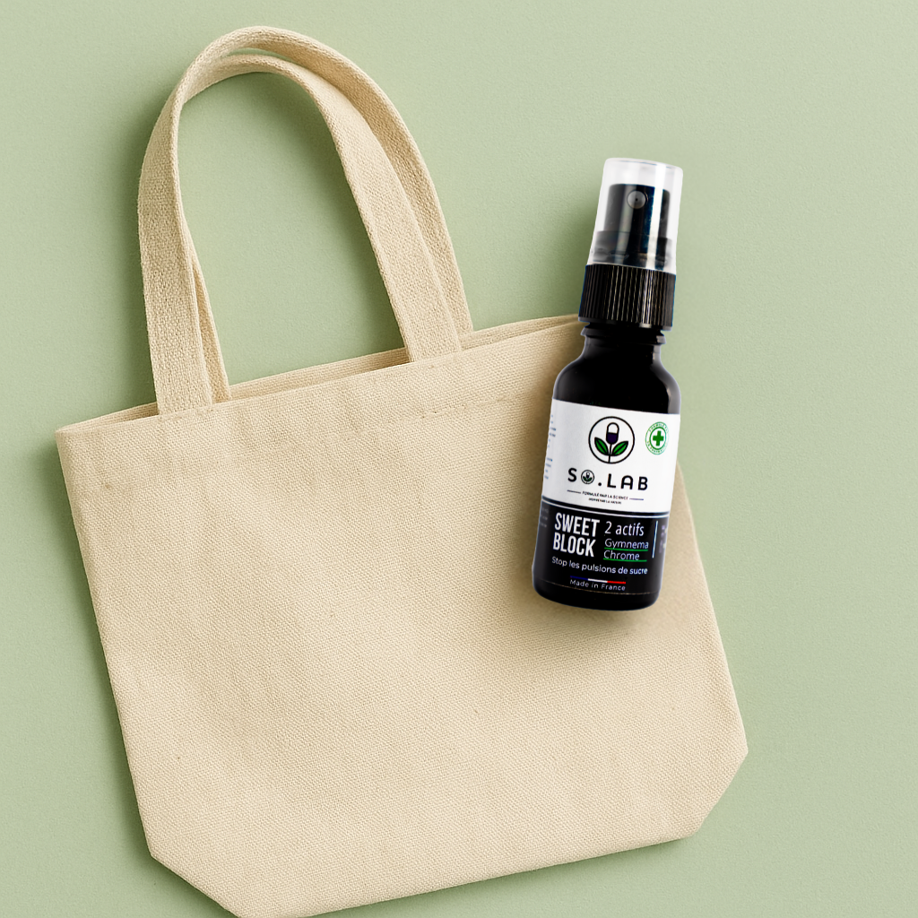 Tote bag posé à côté de notre spray buccal anti-compulsions de sucre Sweet Block. Pour une utilisation rapide, discrète, partout avec vous.