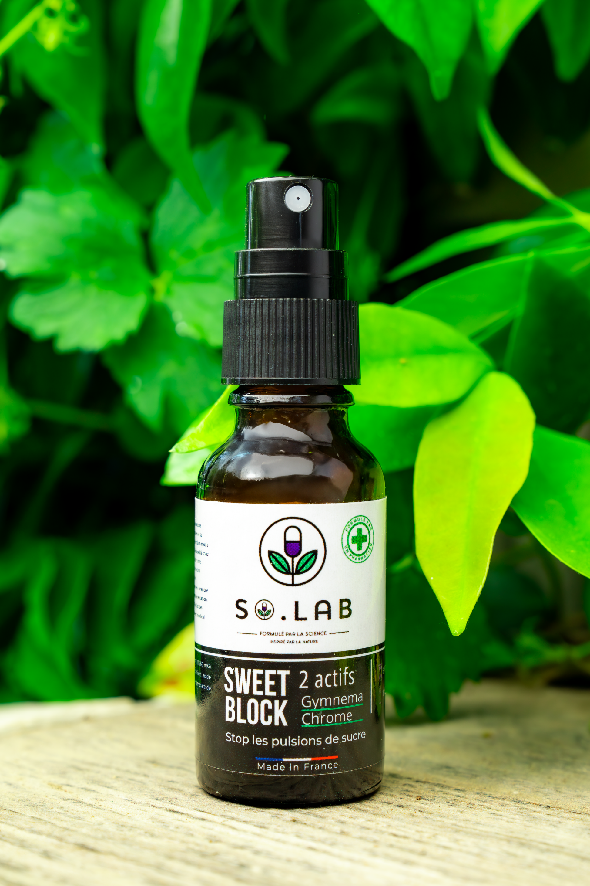 Mise en scène du spray anti-sucre Sweet Block à effet immédiat sur un tronc d’arbre, symbole de naturalité et d’équilibre.