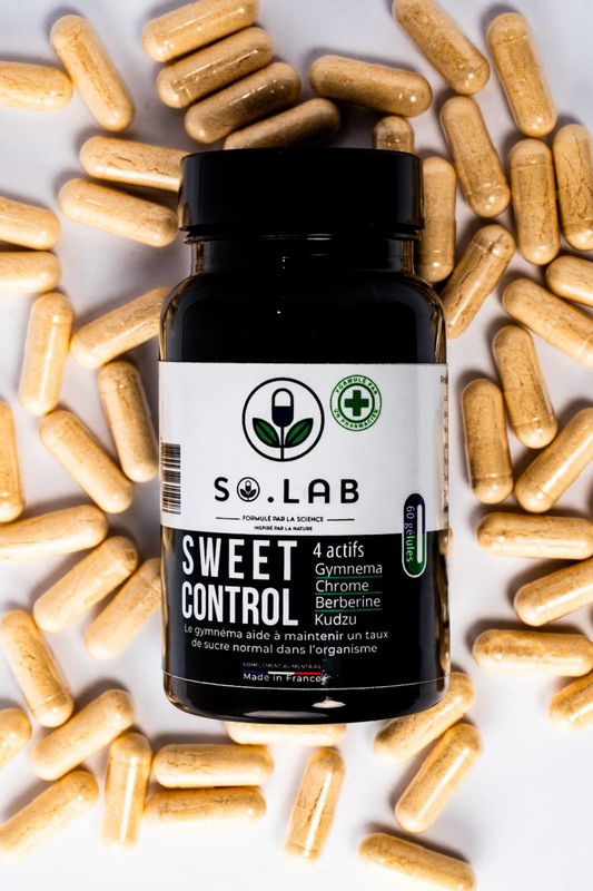 Sweet Control, notre cure de complément alimentaire anti-sucre (sous forme de gélules) entourée de gélules beige, complément alimentaire naturel pour réguler la glycémie.